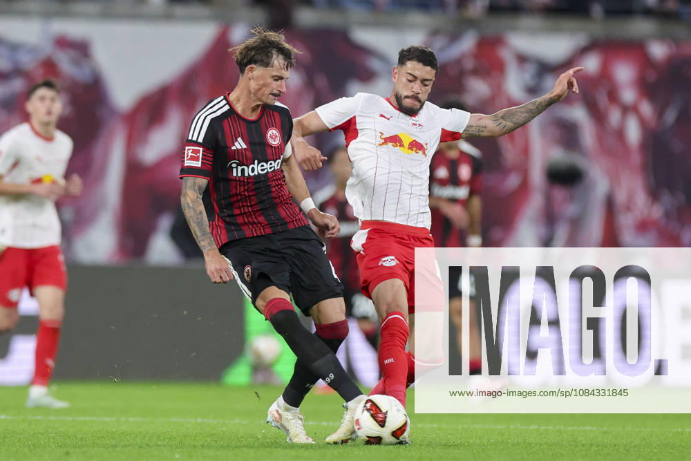 Robin Koch (Eintracht Frankfurt) und Romulo Cardoso (RB Leipzig) kaempfen um den Ball waehrend des spiels der 1. Bundesliga zwischen RB Leipzig und Eintracht Frankfurt, Red Bull Arena am 10. October 2026 in Leipzig, Deutschland. (Foto von Marco Steinbrenner DeFodi Images) +++ Robin Koch (Eintracht Frankfurt) und Romulo Cardoso (RB Leipzig) battle for the ball during the Bundesliga match between RB Leipzig and Eintracht Frankfurt at Red Bull Arena on October 10, 2026 in Leipzig, Germany. (Photo by Marco Steinbrenner DeFodi Images) DFB DFL REGULATIONS PROHIBIT ANY USE OF PHOTOGRAPHS AS IMAGE SEQUENCES AND OR QUASI-VIDEO. (Photo by Marco Steinbrenner DeFodi Images) -