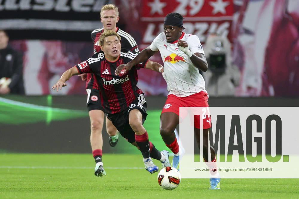 Ritsu Doan (Eintracht Frankfurt) und Castello Lukeba (RB Leipzig) kaempfen um den Ball waehrend des spiels der 1. Bundesliga zwischen RB Leipzig und Eintracht Frankfurt, Red Bull Arena am 10. October 2026 in Leipzig, Deutschland. (Foto von Marco Steinbrenner DeFodi Images) +++ Ritsu Doan (Eintracht Frankfurt) und Castello Lukeba (RB Leipzig) battle for the ball during the Bundesliga match between RB Leipzig and Eintracht Frankfurt at Red Bull Arena on October 10, 2026 in Leipzig, Germany. (Photo by Marco Steinbrenner DeFodi Images) DFB DFL REGULATIONS PROHIBIT ANY USE OF PHOTOGRAPHS AS IMAGE SEQUENCES AND OR QUASI-VIDEO. (Photo by Marco Steinbrenner DeFodi Images) -