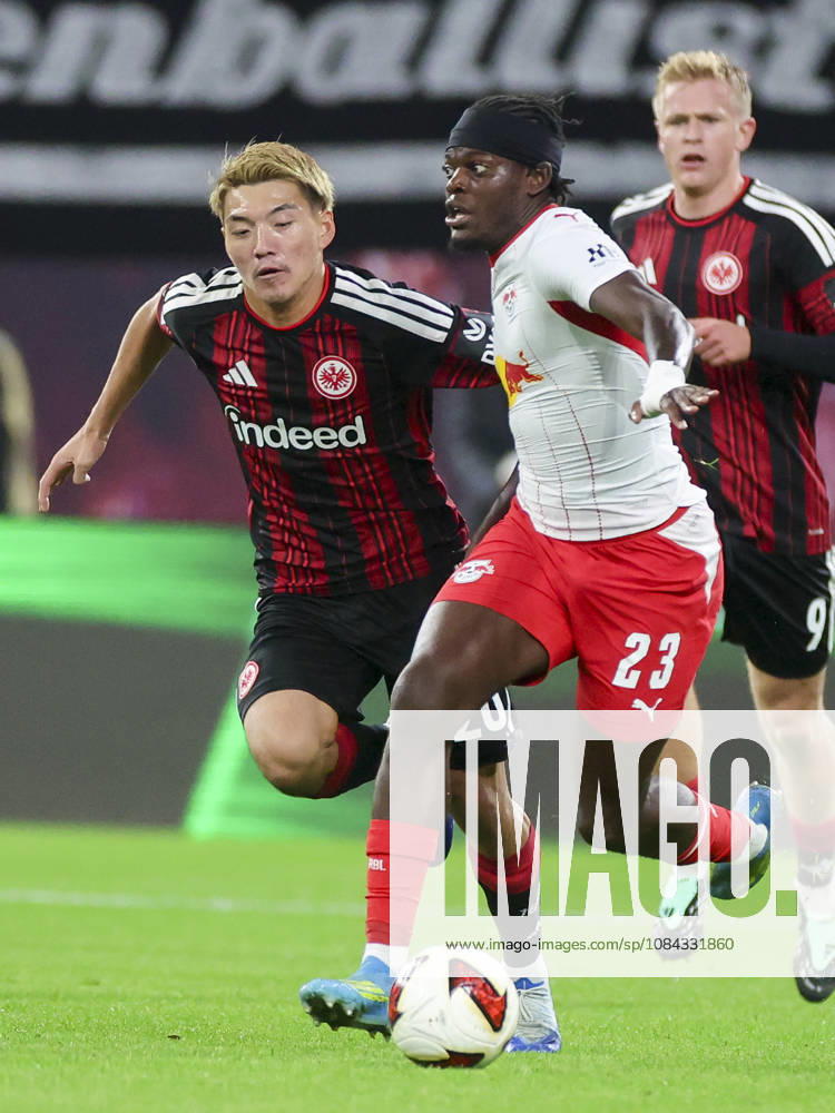 Ritsu Doan (Eintracht Frankfurt) und Castello Lukeba (RB Leipzig) kaempfen um den Ball waehrend des spiels der 1. Bundesliga zwischen RB Leipzig und Eintracht Frankfurt, Red Bull Arena am 10. October 2026 in Leipzig, Deutschland. (Foto von Marco Steinbrenner DeFodi Images) +++ Ritsu Doan (Eintracht Frankfurt) und Castello Lukeba (RB Leipzig) battle for the ball during the Bundesliga match between RB Leipzig and Eintracht Frankfurt at Red Bull Arena on October 10, 2026 in Leipzig, Germany. (Photo by Marco Steinbrenner DeFodi Images) DFB DFL REGULATIONS PROHIBIT ANY USE OF PHOTOGRAPHS AS IMAGE SEQUENCES AND OR QUASI-VIDEO. (Photo by Marco Steinbrenner DeFodi Images) -