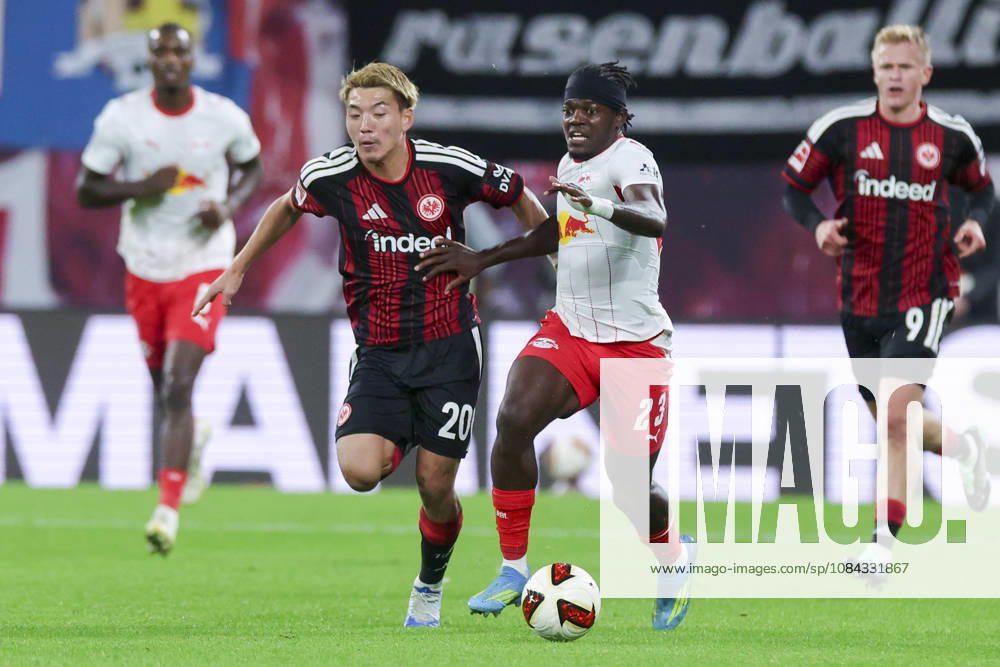 Ritsu Doan (Eintracht Frankfurt) und Castello Lukeba (RB Leipzig) kaempfen um den Ball waehrend des spiels der 1. Bundesliga zwischen RB Leipzig und Eintracht Frankfurt, Red Bull Arena am 10. October 2026 in Leipzig, Deutschland. (Foto von Marco Steinbrenner DeFodi Images) +++ Ritsu Doan (Eintracht Frankfurt) und Castello Lukeba (RB Leipzig) battle for the ball during the Bundesliga match between RB Leipzig and Eintracht Frankfurt at Red Bull Arena on October 10, 2026 in Leipzig, Germany. (Photo by Marco Steinbrenner DeFodi Images) DFB DFL REGULATIONS PROHIBIT ANY USE OF PHOTOGRAPHS AS IMAGE SEQUENCES AND OR QUASI-VIDEO. (Photo by Marco Steinbrenner DeFodi Images) -