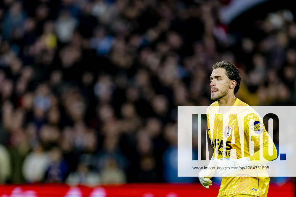 ROTTERDAM - AZ Alkmaar goalkeeper Jari De Busser during the Vriendenloterij Eredivisie match between Feyenoord and AZ at De Kuip on 10 October 2026 in Rotterdam, Nederland. (Photo by DeFodi Images) -