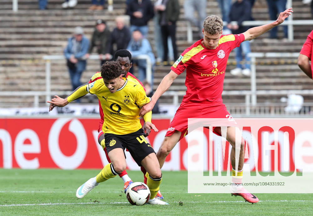 Samstag 10.10.2026, Saison 2026 27, Regionalliga West, 12. Spieltag im Stadion Rote Erde Dortmund, BVB Borussia Dortmund II - SG Wattenscheid 09, Samuele Inacio (BVB II) gegen Henri Bollmann (SGW), v.l.