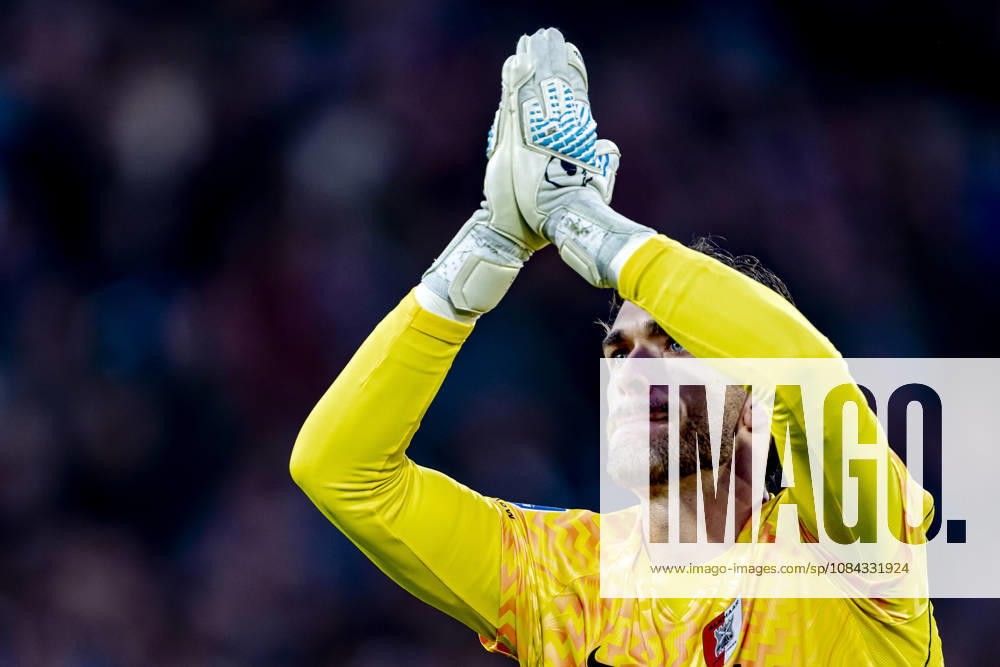 ROTTERDAM - AZ Alkmaar goalkeeper Jari De Busser during the Vriendenloterij Eredivisie match between Feyenoord and AZ at De Kuip on 10 October 2026 in Rotterdam, Nederland. (Photo by DeFodi Images) -