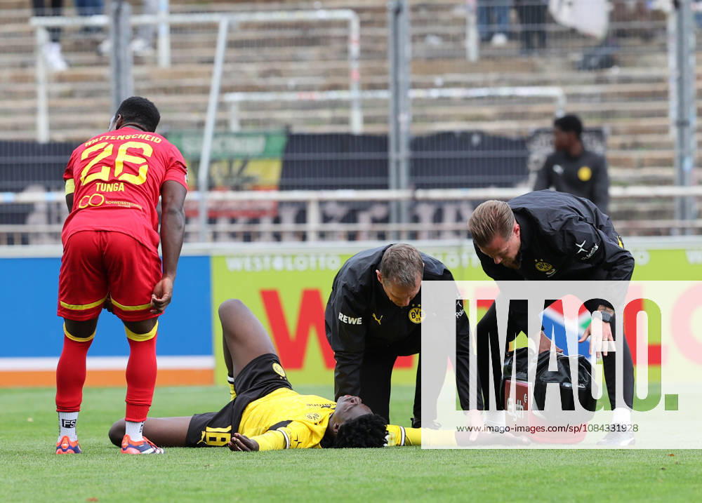 Samstag 10.10.2026, Saison 2026 27, Regionalliga West, 12. Spieltag im Stadion Rote Erde Dortmund, BVB Borussia Dortmund II - SG Wattenscheid 09, Steve Tunga (SWG), Verletzung von Mussa Kaba (BVB II) am Boden liegend, Arzt Dr. Dirk Tintrup (BVB), v.l.