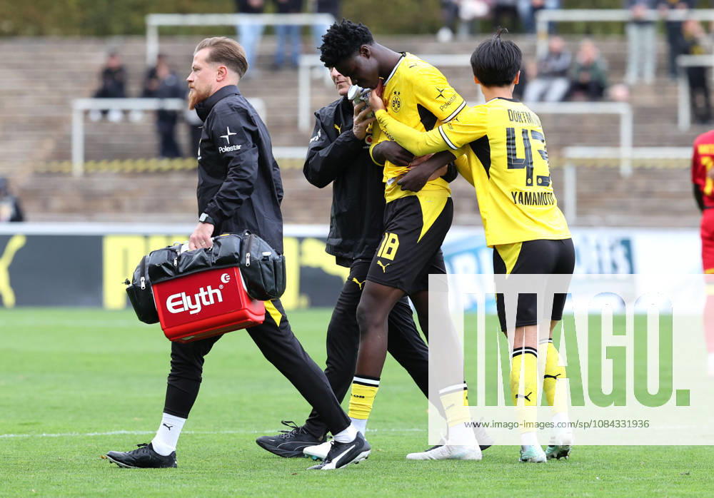 Samstag 10.10.2026, Saison 2026 27, Regionalliga West, 12. Spieltag im Stadion Rote Erde Dortmund, BVB Borussia Dortmund II - SG Wattenscheid 09, Verletzungsbedingte Auswechselung von Mussa Kaba (BVB II) mit Arzt Dr. Dirk Tintrup (BVB) und Takata Yamamoto (BVB II), v.l.