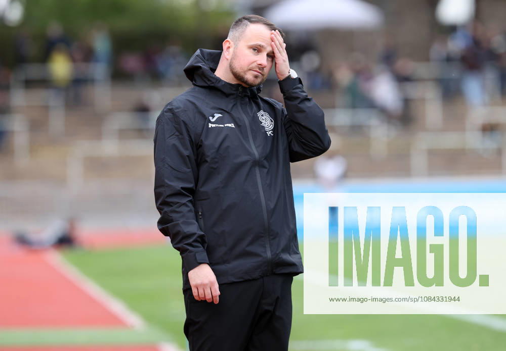 Samstag 10.10.2026, Saison 2026 27, Regionalliga West, 12. Spieltag im Stadion Rote Erde Dortmund, BVB Borussia Dortmund II - SG Wattenscheid 09, Czapp Przemyslaw (Trainer, SWG), fasst sich an die Stirn