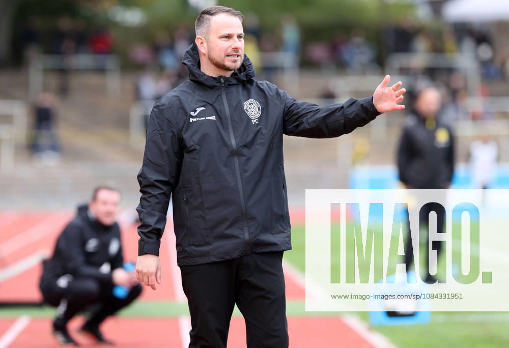Samstag 10.10.2026, Saison 2026 27, Regionalliga West, 12. Spieltag im Stadion Rote Erde Dortmund, BVB Borussia Dortmund II - SG Wattenscheid 09, Czapp Przemyslaw (Trainer, SWG) gibt Anweisungen an sein Team