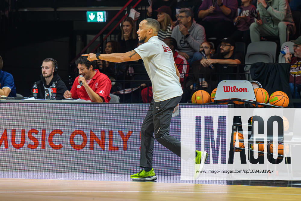 Basketball - Saison 2026 2027 - 2. Bundesliga Pro-A - 4. Spieltag: Nürnberg Falcons Basketball Club NBC - Kreisbau Kirchheim Knights - AlSch - - Tim Timothy James Black ( Trainer Headcoach Nürnberg Falcons BC NBC ) zeigt an gestikuliert dirigiert gibt anweisungen