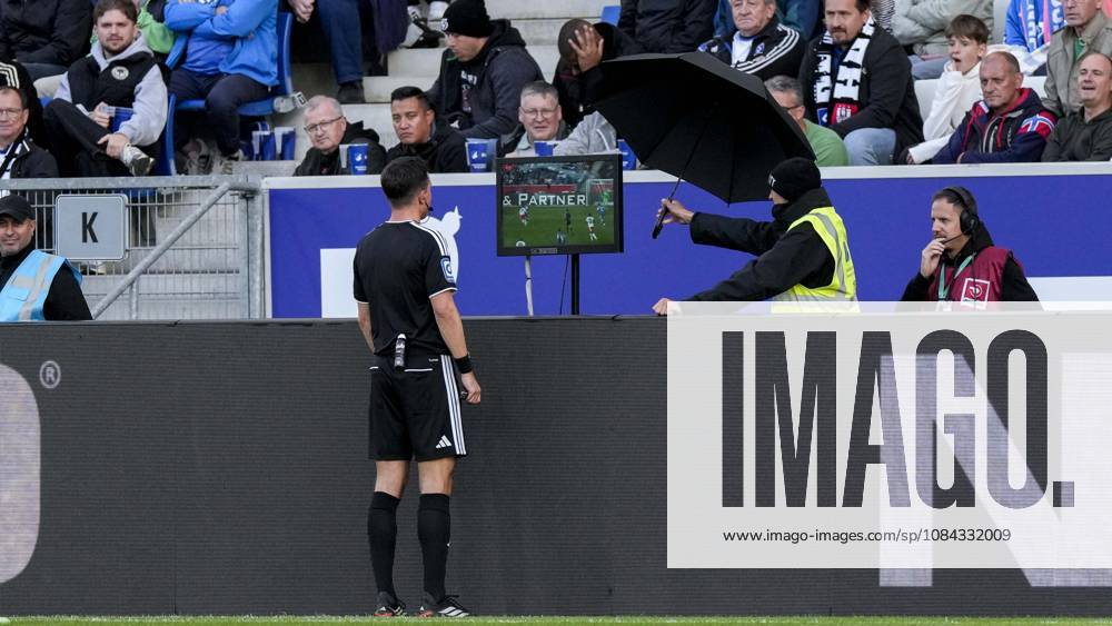 Harm Osmers (Schiedsrichter) konsultiert nach dem vermeintlichen Tor zum 2:2 für den HSV zum zweiten Mal den Video Assist Referee, VAR, Videobeweis, Videoschiedsrichter, Video, Aktion, Action, Spielszene, 10.10.2026, Sinsheim (Deutschland), Fussball, Bundesliga, TSG 1899 Hoffenheim - Hamburger SV, DFB DFL REGULATIONS PROHIBIT ANY USE OF PHOTOGRAPHS AS IMAGE SEQUENCES AND OR QUASI-VIDEO.