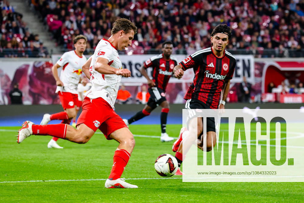 Willi Orban (RB Leipzig, 04) am Ball, Zweikampf, Duell, Kampf Can Uzun (Eintracht Frankfurt, 42), GER, RB Leipzig vs. Eintracht Frankfurt, Fussball, 1. Bundesliga Herren, 5. Spieltag, Spielzeit 2026 2027, 10.10.2026 DFL regulations prohibit any use of photographs as image sequences and or quasi-video. GER, RB Leipzig vs. Eintracht Frankfurt, Fussball, 1. Bundesliga Herren, 5. Spieltag, Spielzeit 2026 2027, 10.10.2026 Leipzig