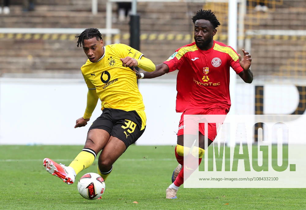 Samstag 10.10.2026, Saison 2026 27, Regionalliga West, 12. Spieltag im Stadion Rote Erde Dortmund, BVB Borussia Dortmund II - SG Wattenscheid 09, Filippo Calixte Mane (BVB II) gegen Robert Nnaji (SGW), v.l.
