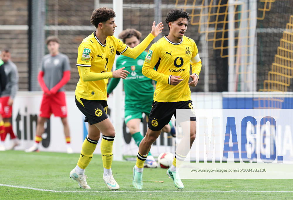 Samstag 10.10.2026, Saison 2026 27, Regionalliga West, 12. Spieltag im Stadion Rote Erde Dortmund, BVB Borussia Dortmund II - SG Wattenscheid 09, Dortmunder Torjubel zum 2:1: Samuele Inacio (BVB II) mit Ayman Azhil (BVB II), v.l.