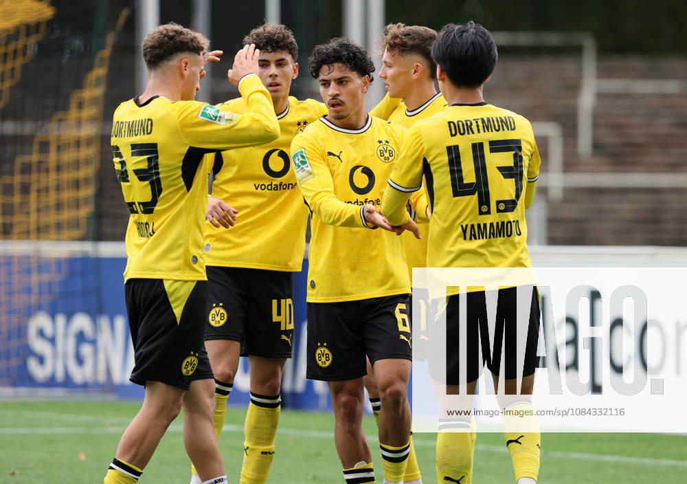 Samstag 10.10.2026, Saison 2026 27, Regionalliga West, 12. Spieltag im Stadion Rote Erde Dortmund, BVB Borussia Dortmund II - SG Wattenscheid 09, Dortmunder Torjubel zum 2:1: Malik Hodroj (BVB II), Samuele Inacio (BVB II), Ayman Azhil (BVB II), Arne Wessels (BVB II) und Takata Yamamoto (BVB II), v.l.