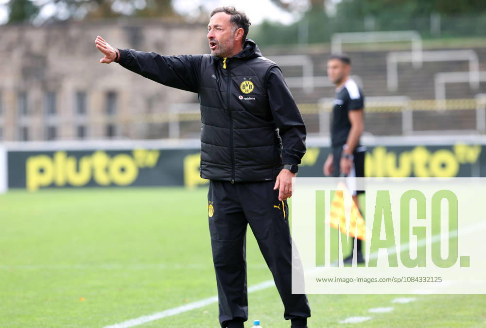 Samstag 10.10.2026, Saison 2026 27, Regionalliga West, 12. Spieltag im Stadion Rote Erde Dortmund, BVB Borussia Dortmund II - SG Wattenscheid 09, Trainer Daniel Rios (Trainer, BVB II) gibt Anweisungen an sein Team