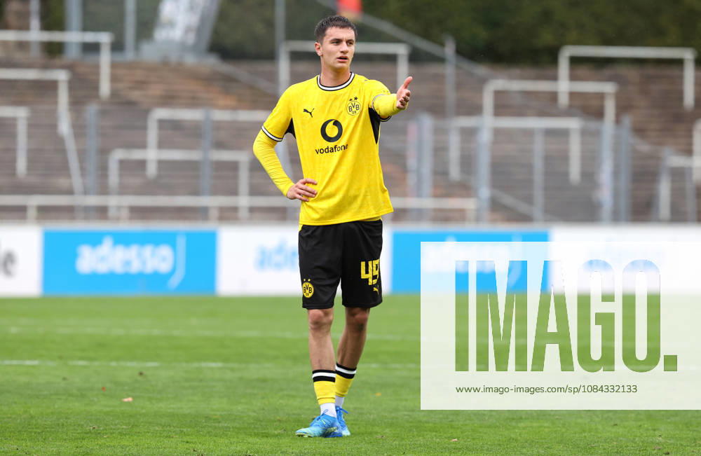 Samstag 10.10.2026, Saison 2026 27, Regionalliga West, 12. Spieltag im Stadion Rote Erde Dortmund, BVB Borussia Dortmund II - SG Wattenscheid 09, Luca Reggiani (BVB II) dirigiert und gibt Anweisungen an seine Mitspieler