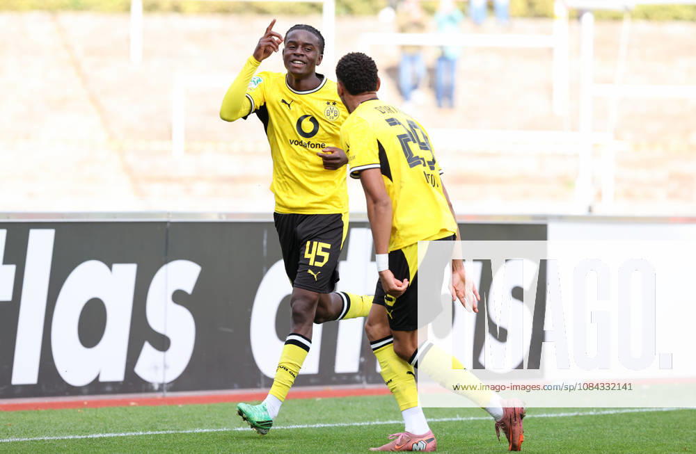Samstag 10.10.2026, Saison 2026 27, Regionalliga West, 12. Spieltag im Stadion Rote Erde Dortmund, BVB Borussia Dortmund II - SG Wattenscheid 09, Dortmunder Torjubel zum 3:2: Daniel Gabriel Nsumbu (BVB II) mit Kevin Mutove (BVB II), v.l.