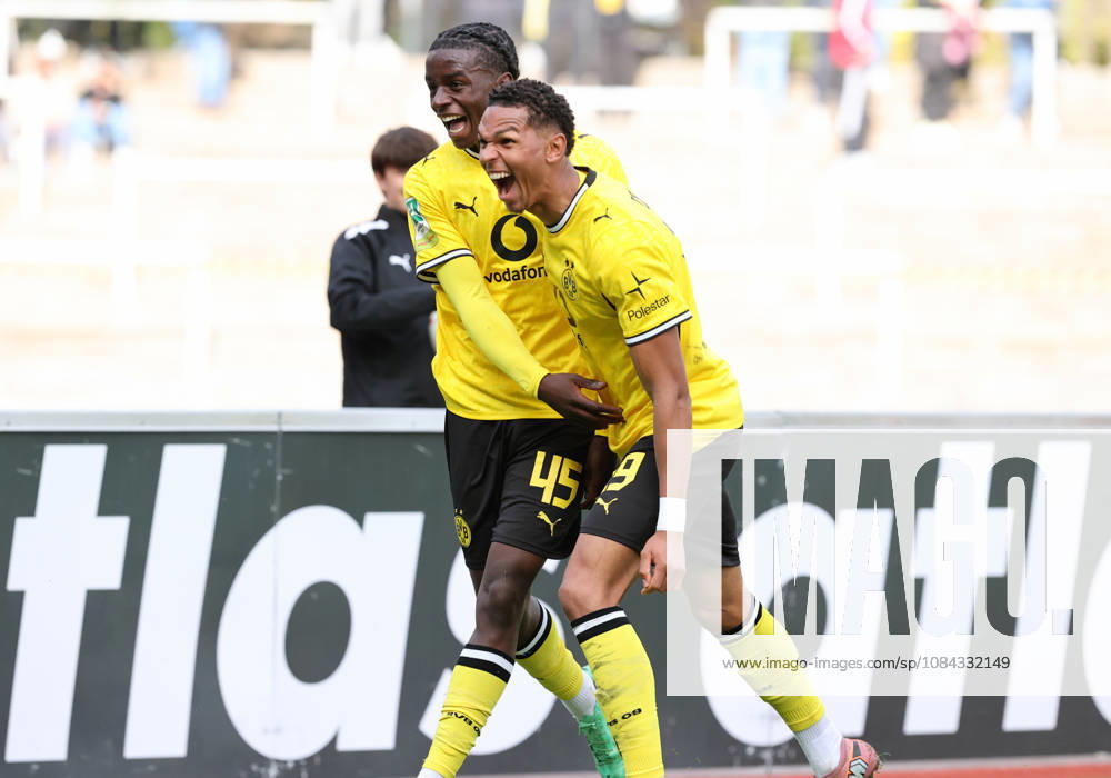 Samstag 10.10.2026, Saison 2026 27, Regionalliga West, 12. Spieltag im Stadion Rote Erde Dortmund, BVB Borussia Dortmund II - SG Wattenscheid 09, Dortmunder Torjubel zum 3:2: Daniel Gabriel Nsumbu (BVB II) mit Kevin Mutove (BVB II), v.l.