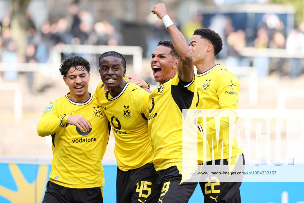 Samstag 10.10.2026, Saison 2026 27, Regionalliga West, 12. Spieltag im Stadion Rote Erde Dortmund, BVB Borussia Dortmund II - SG Wattenscheid 09, Dortmunder Torjubel zum 3:2: Ayman Azhil (BVB II), Daniel Gabriel Nsumbu (BVB II), Kevin Mutove (BVB II) und Diego Ngambia Dzonga (BVB II), v.l.