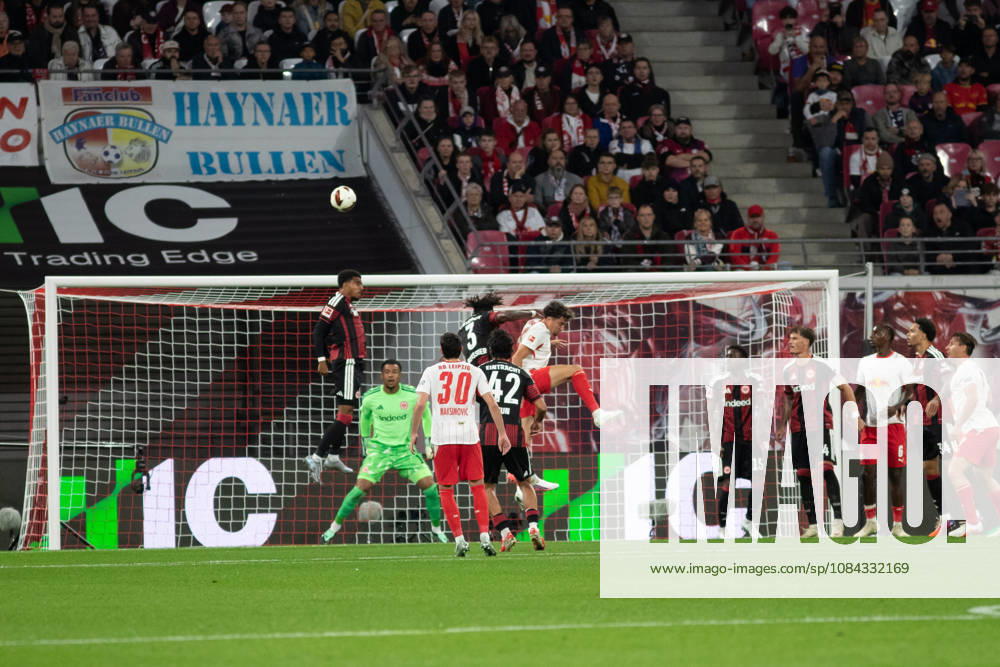 1. Fußball Bundesliga: RB Leipzig - Eintracht Frankfurt; 10.10.2026 Gefahr, Trubel vor dem Tor von Eintracht Frankfurt. LEIPZIG, DEUTSCHLAND - OCTOBER 10: Bundesliga-Spiel RB Leipzig - Eintracht Frankfurt in der Red Bull Arena am 5. Spieltag der 1. Bundesliga am October 10, 2026 in Leipzig, Deutschland. DFL REGULATIONS PROHIBIT ANY USE OF PHOTOGRAPHS AS IMAGE SEQUENCES AND OR QUASI-VIDEO.