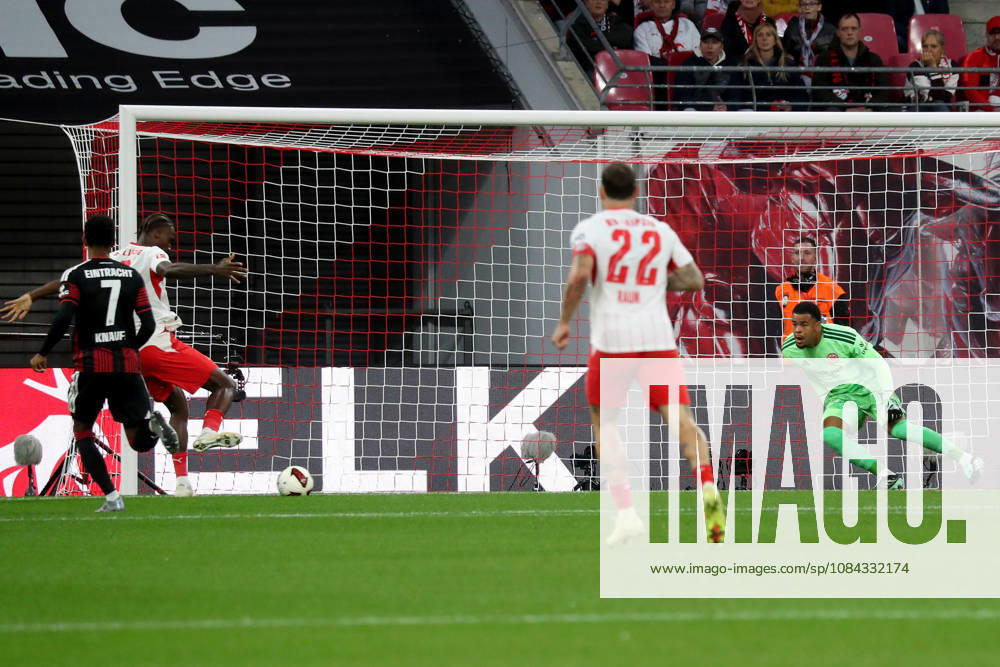 Fussball 1.Bundesliga, RB Leipzig - Eintracht Frankfurt v.l. Ezechiel Banzuzi (RB Leipzig) Torschuetze, erzielt das Tor, Treffer, scores the goal 1:0 Noah Atubolu (Eintracht Frankfurt) Leipzig