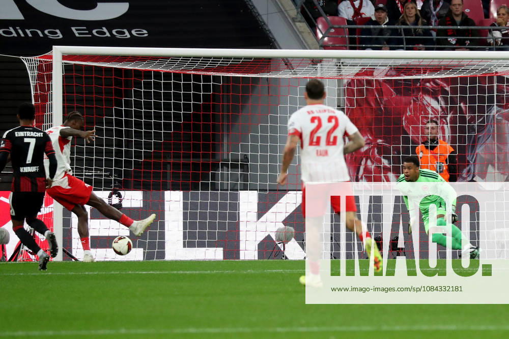 Fussball 1.Bundesliga, RB Leipzig - Eintracht Frankfurt v.l. Ezechiel Banzuzi (RB Leipzig) Torschuetze, erzielt das Tor, Treffer, scores the goal 1:0 Noah Atubolu (Eintracht Frankfurt) Leipzig