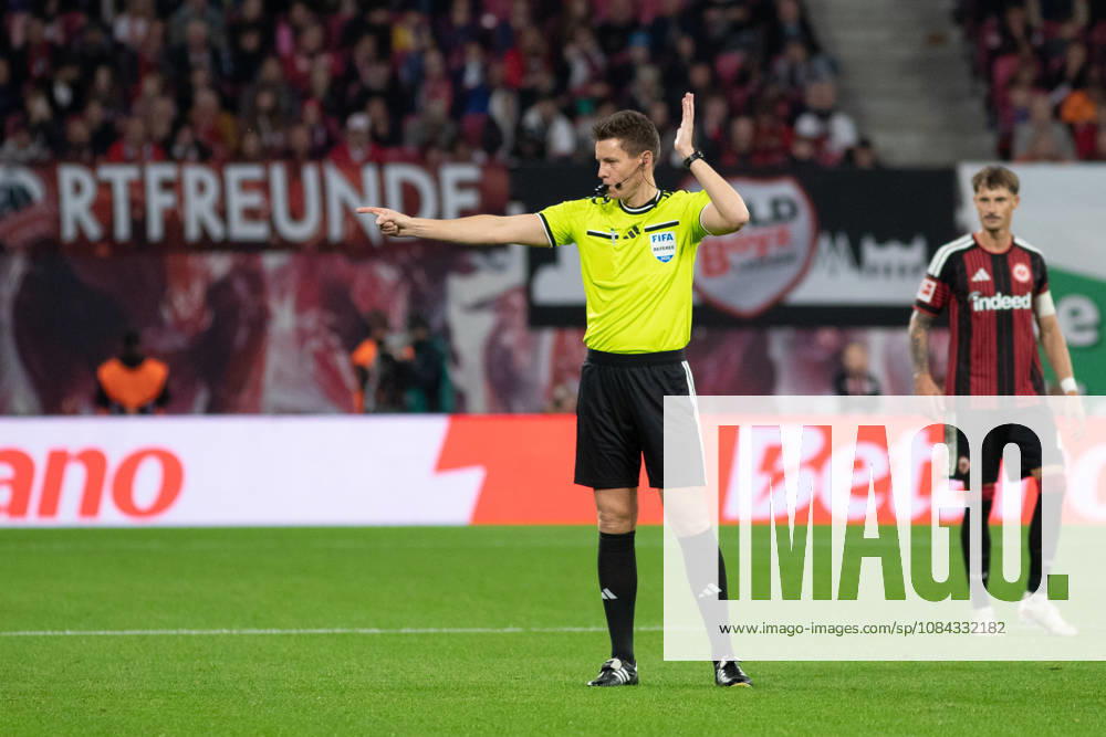 1. Fußball Bundesliga: RB Leipzig - Eintracht Frankfurt; 10.10.2026 Schiedsrichter Daniel Siebert. LEIPZIG, DEUTSCHLAND - OCTOBER 10: Bundesliga-Spiel RB Leipzig - Eintracht Frankfurt in der Red Bull Arena am 5. Spieltag der 1. Bundesliga am October 10, 2026 in Leipzig, Deutschland. DFL REGULATIONS PROHIBIT ANY USE OF PHOTOGRAPHS AS IMAGE SEQUENCES AND OR QUASI-VIDEO.