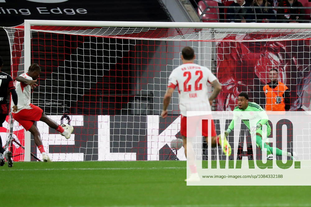 Fussball 1.Bundesliga, RB Leipzig - Eintracht Frankfurt v.l. Ezechiel Banzuzi (RB Leipzig) Torschuetze, erzielt das Tor, Treffer, scores the goal 1:0 Noah Atubolu (Eintracht Frankfurt) Leipzig