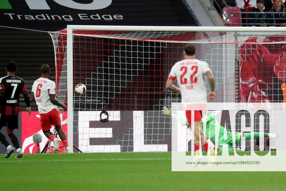 Fussball 1.Bundesliga, RB Leipzig - Eintracht Frankfurt v.l. Ezechiel Banzuzi (RB Leipzig) Torschuetze, erzielt das Tor, Treffer, scores the goal 1:0 Noah Atubolu (Eintracht Frankfurt) Leipzig