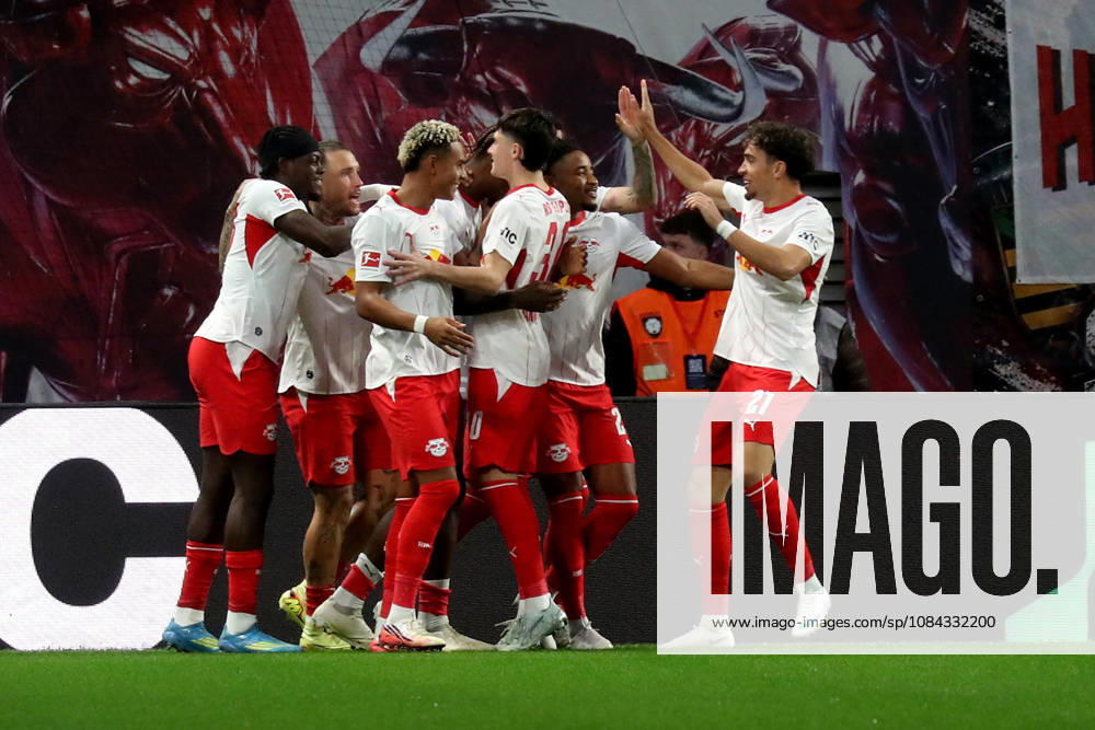 Fussball 1.Bundesliga, RB Leipzig - Eintracht Frankfurt v.l. Torjubel nach dem Tor zum celebrating the goal celebrate 1:0 durch Ezechiel Banzuzi (RB Leipzig) Leipzig