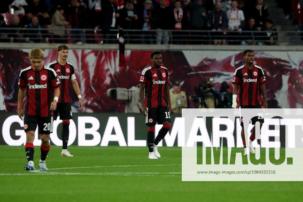 Fussball 1.Bundesliga, RB Leipzig - Eintracht Frankfurt v.l. Ritsu Doan (Eintracht Frankfurt) Robin Koch (Eintracht Frankfurt) Noel Aseko (Eintracht Frankfurt) Raphael Onyedika (Eintracht Frankfurt) Enttäuscht, traurig, frustriert, ratlos, Leipzig