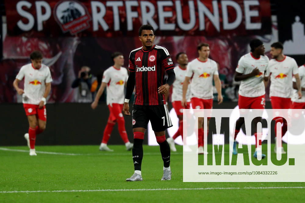 Fussball 1.Bundesliga, RB Leipzig - Eintracht Frankfurt v.l. Ansgar Knauff (Eintracht Frankfurt) Enttäuscht, traurig, frustriert, ratlos, Leipzig