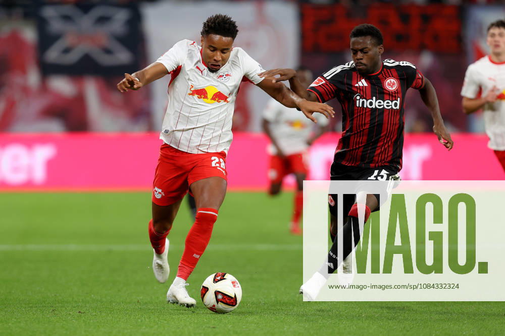 Fussball 1.Bundesliga, RB Leipzig - Eintracht Frankfurt v.l. Christopher Nkunku (RB Leipzig) Noel Aseko (Eintracht Frankfurt) Zweikampf, Aktion, action, battle for the ball Leipzig