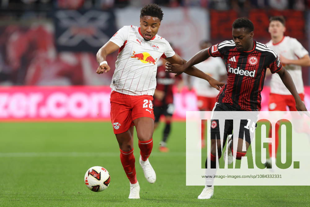 Fussball 1.Bundesliga, RB Leipzig - Eintracht Frankfurt v.l. Christopher Nkunku (RB Leipzig) Noel Aseko (Eintracht Frankfurt) Zweikampf, Aktion, action, battle for the ball Leipzig