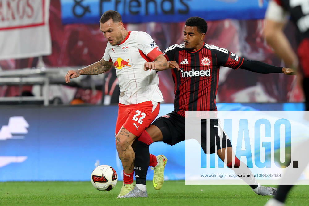 Fussball 1.Bundesliga, RB Leipzig - Eintracht Frankfurt v.l. David Raum (RB Leipzig) Ansgar Knauff (Eintracht Frankfurt) Zweikampf, Aktion, action, battle for the ball Leipzig