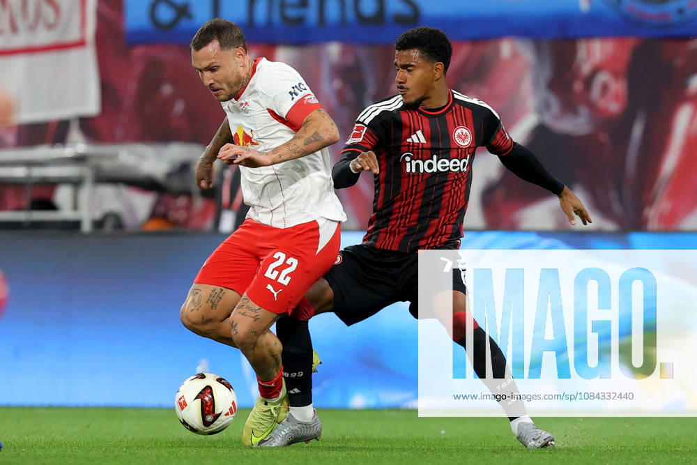 Fussball 1.Bundesliga, RB Leipzig - Eintracht Frankfurt v.l. David Raum (RB Leipzig) Ansgar Knauff (Eintracht Frankfurt) Zweikampf, Aktion, action, battle for the ball Leipzig