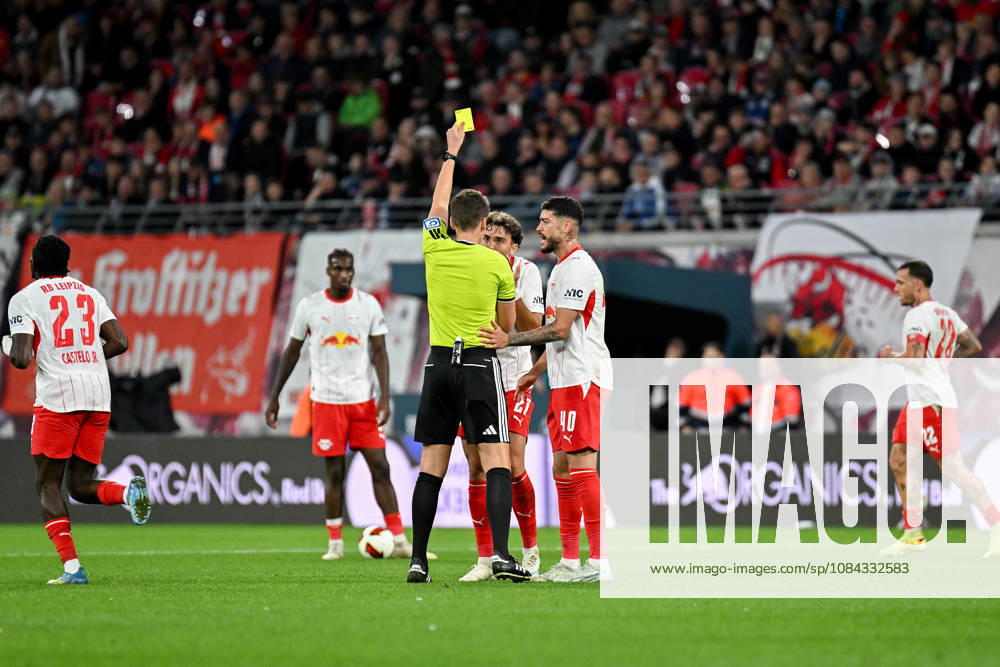 Fußball I Herren I Saison 2026-2027 I Bundesliga I 5. Spieltag I RB Leipzig - Eintracht Frankfurt I 10.10.2026 Schiedsrichter Daniel Siebert streckt die gelbe Karte in Höhe, Neil El Aynaoui (21, RB Leipzig) und Romulo Cardoso Da Cruz (40, RB Leipzig) sind bei ihm Leipzig Red Bull Arena Sachsen Deutschland