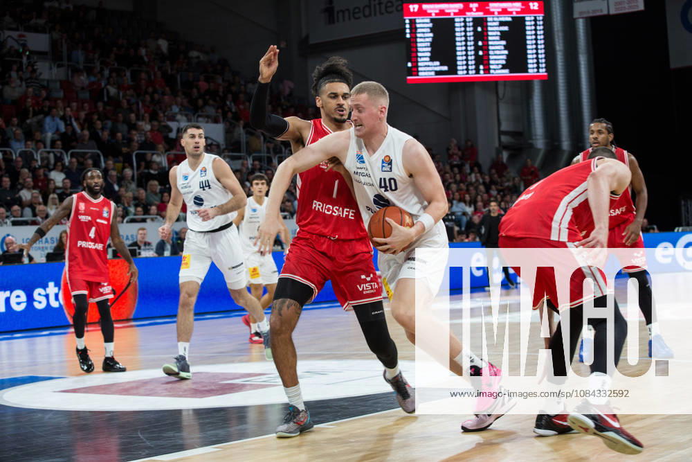 Bamberg, Deutschland 10. Oktober 2026: easyCredit BBL - 2026 2027 - 5. Spieltag - BMA365 Bamberg Baskets gegen Syntainics MBC Im Bild: v. li. Jonathan Bähre (Bamberg) und Collin Welp (MBC Weißenfels) Brose Arena Bayern