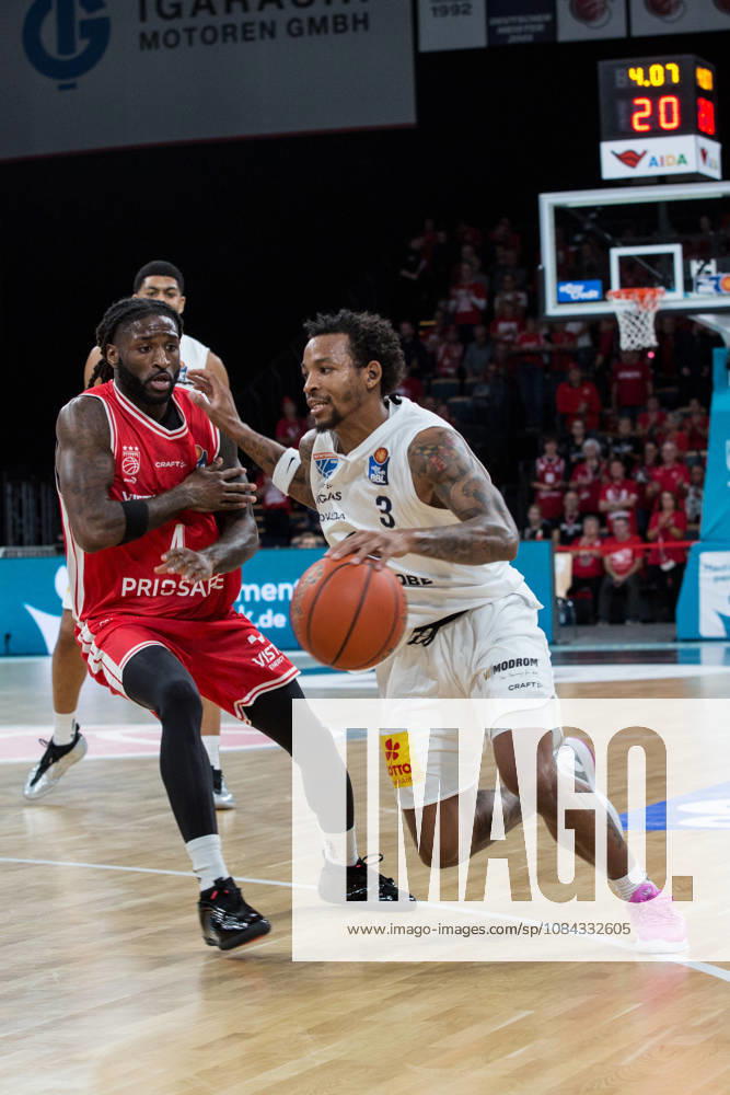 Bamberg, Deutschland 10. Oktober 2026: easyCredit BBL - 2026 2027 - 5. Spieltag - BMA365 Bamberg Baskets gegen Syntainics MBC Im Bild: v. li. Jordan Jones (Bamberg) und DeLonnie Hunt (MBC Weißenfels) Brose Arena Bayern