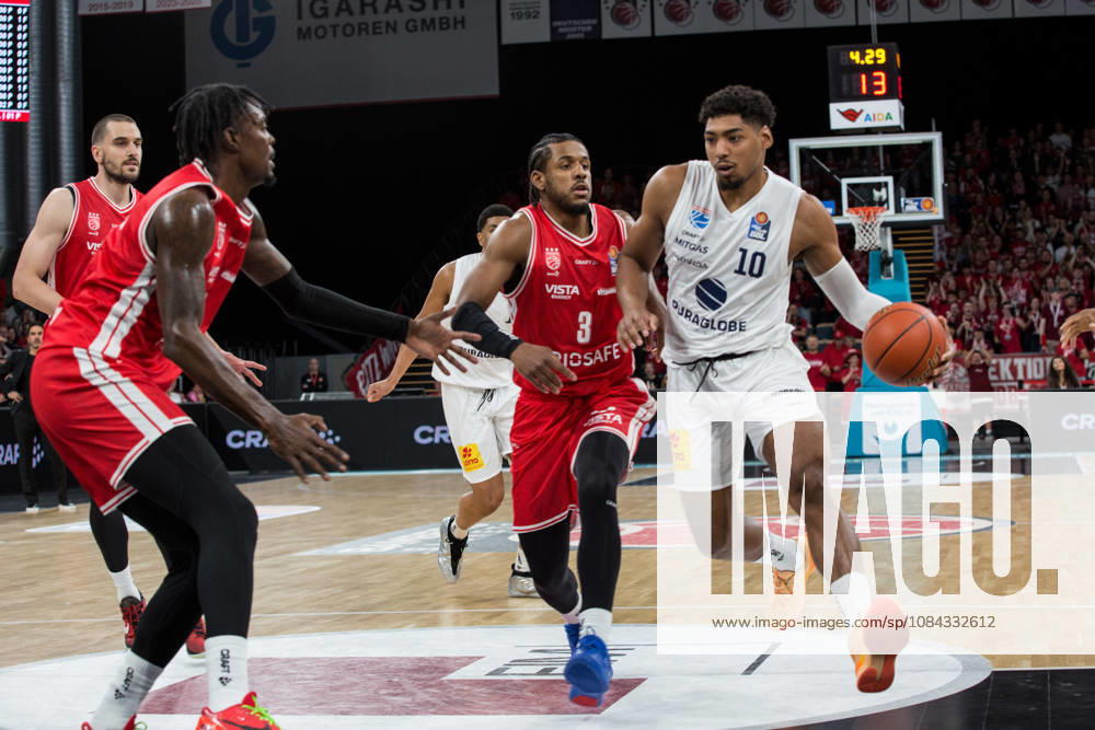 Bamberg, Deutschland 10. Oktober 2026: easyCredit BBL - 2026 2027 - 5. Spieltag - BMA365 Bamberg Baskets gegen Syntainics MBC Im Bild: v. li. Jordan Wright (Bamberg) und Kostja Mushidi (MBC Weißenfels) Brose Arena Bayern