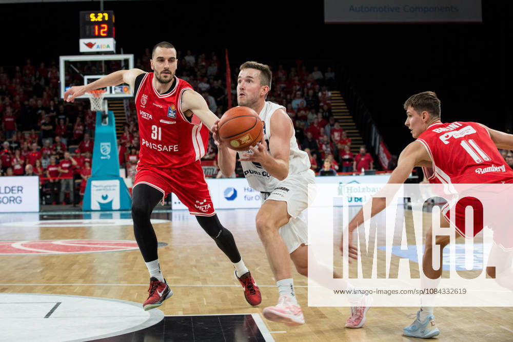 Bamberg, Deutschland 10. Oktober 2026: easyCredit BBL - 2026 2027 - 5. Spieltag - BMA365 Bamberg Baskets gegen Syntainics MBC Im Bild: v. li Daniel Keppeler (Bamberg) und Spencer Reaves (MBC Weißenfels) Brose Arena Bayern