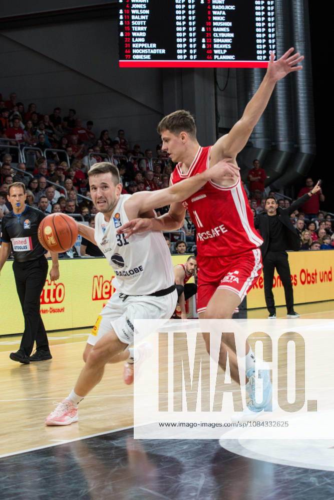 Bamberg, Deutschland 10. Oktober 2026: easyCredit BBL - 2026 2027 - 5. Spieltag - BMA365 Bamberg Baskets gegen Syntainics MBC Im Bild: v. li. im Zweikampf Spencer Reaves (MBC Weißenfels) gegen Richard Balint (Bamberg) Brose Arena Bayern