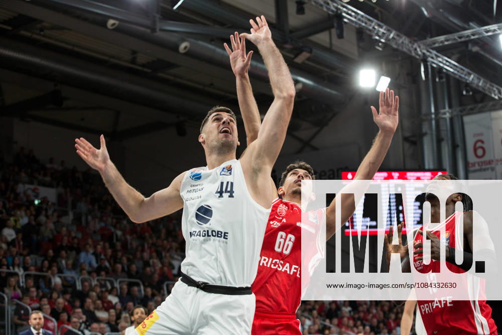 Bamberg, Deutschland 10. Oktober 2026: easyCredit BBL - 2026 2027 - 5. Spieltag - BMA365 Bamberg Baskets gegen Syntainics MBC Im Bild: v. li. Jure Planinic (MBC Weißenfels) und Yual Hochstadter (Bamberg) Brose Arena Bayern