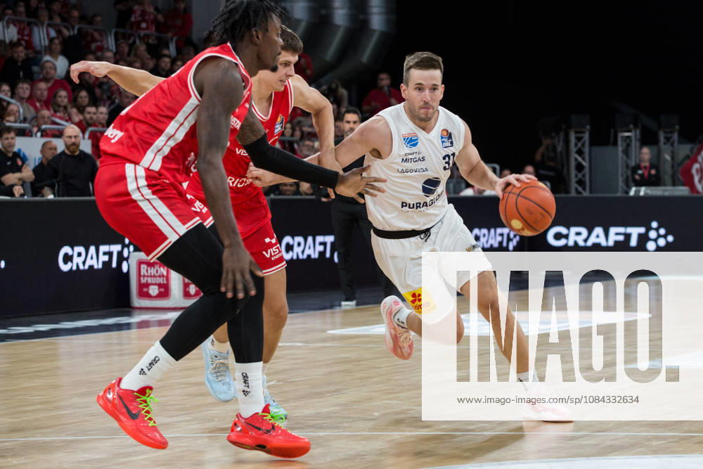 Bamberg, Deutschland 10. Oktober 2026: easyCredit BBL - 2026 2027 - 5. Spieltag - BMA365 Bamberg Baskets gegen Syntainics MBC Im Bild: Spencer Reaves (MBC Weißenfels) zieht durch die Bamberger Zone Brose Arena Bayern