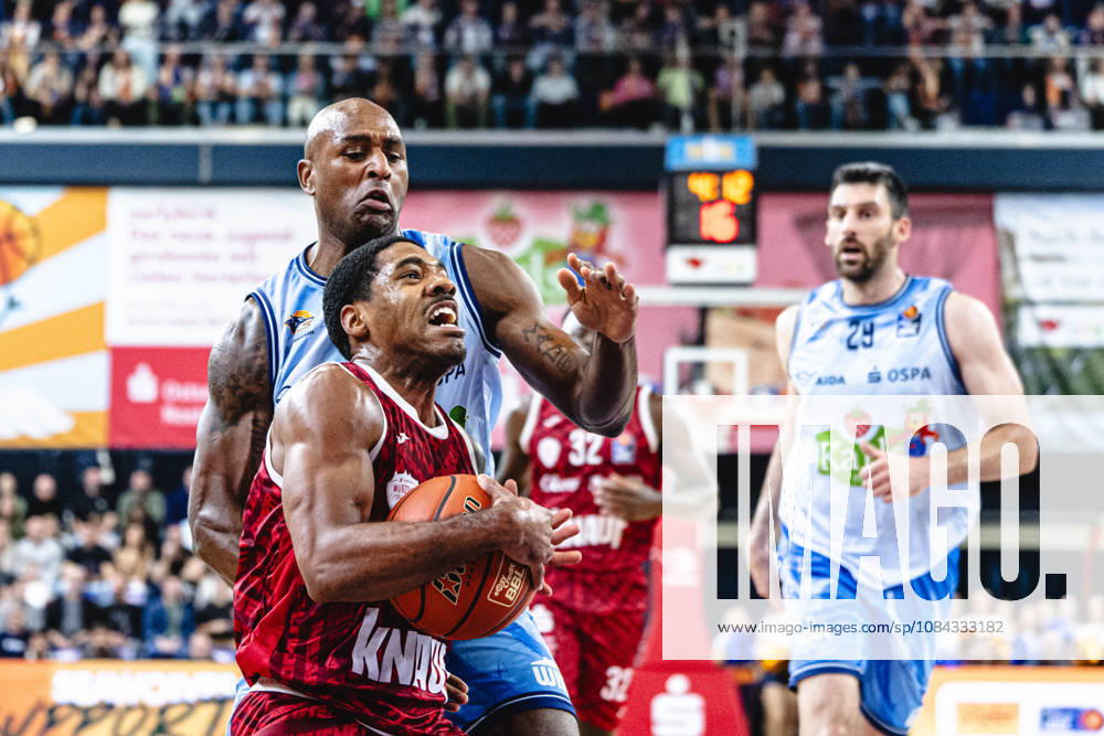 Rostock, Deutschland 10. Oktober 2026: easyCredit BBL - 2026 2027 - 5. Spieltag - Rostock Seawolves gegen Fitness First Würzburg Baskets Im Bild: v. li. im Zweikampf DeAndre Lansdowne (Rostock SEAWOLVES) und Kenny Dye (Fitness First Würzburg Baskets)