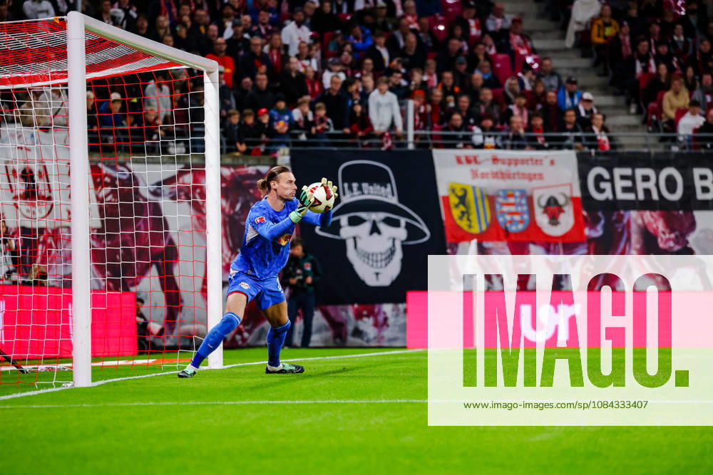 Maarten Vandevoordt (RB Leipzig, 26) haelt den Ball, gehalten, abgewehrt, GER, RB Leipzig vs. Eintracht Frankfurt, Fussball, 1. Bundesliga Herren, 5. Spieltag, Spielzeit 2026 2027, 10.10.2026 DFL regulations prohibit any use of photographs as image sequences and or quasi-video. GER, RB Leipzig vs. Eintracht Frankfurt, Fussball, 1. Bundesliga Herren, 5. Spieltag, Spielzeit 2026 2027, 10.10.2026 Leipzig