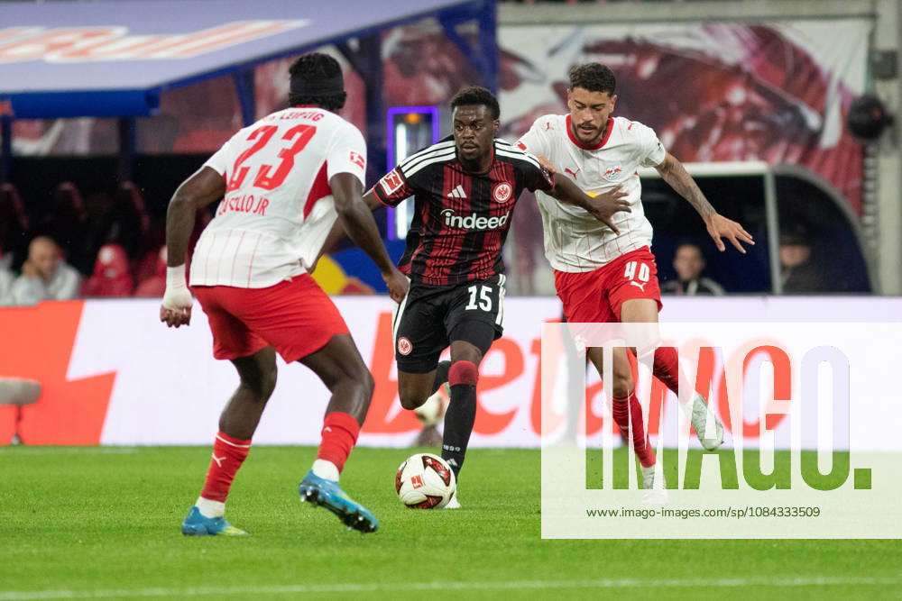 1. Fußball Bundesliga: RB Leipzig - Eintracht Frankfurt; 10.10.2026 Noel Aseko (15, Eintracht Frankfurt), verfolgt von Romulo Cardoso da Cruz (40, RB Leipzig). LEIPZIG, DEUTSCHLAND - OCTOBER 10: Bundesliga-Spiel RB Leipzig - Eintracht Frankfurt in der Red Bull Arena am 5. Spieltag der 1. Bundesliga am October 10, 2026 in Leipzig, Deutschland. DFL REGULATIONS PROHIBIT ANY USE OF PHOTOGRAPHS AS IMAGE SEQUENCES AND OR QUASI-VIDEO.