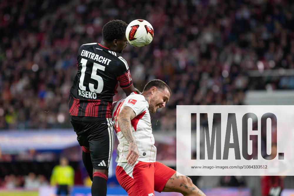 1. Fußball Bundesliga: RB Leipzig - Eintracht Frankfurt; 10.10.2026 Noel Aseko (15, Eintracht Frankfurt) mit Kapitän David Raum (22, RB Leipzig) im Kopfball-Duell. LEIPZIG, DEUTSCHLAND - OCTOBER 10: Bundesliga-Spiel RB Leipzig - Eintracht Frankfurt in der Red Bull Arena am 5. Spieltag der 1. Bundesliga am October 10, 2026 in Leipzig, Deutschland. DFL REGULATIONS PROHIBIT ANY USE OF PHOTOGRAPHS AS IMAGE SEQUENCES AND OR QUASI-VIDEO.