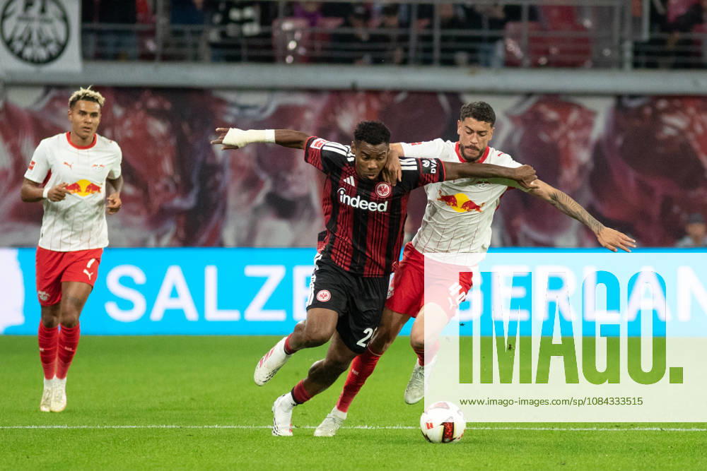 1. Fußball Bundesliga: RB Leipzig - Eintracht Frankfurt; 10.10.2026 Raphael Onyedika (25, Eintracht Frankfurt) gegen Romulo Cardoso da Cruz (40, RB Leipzig). LEIPZIG, DEUTSCHLAND - OCTOBER 10: Bundesliga-Spiel RB Leipzig - Eintracht Frankfurt in der Red Bull Arena am 5. Spieltag der 1. Bundesliga am October 10, 2026 in Leipzig, Deutschland. DFL REGULATIONS PROHIBIT ANY USE OF PHOTOGRAPHS AS IMAGE SEQUENCES AND OR QUASI-VIDEO.