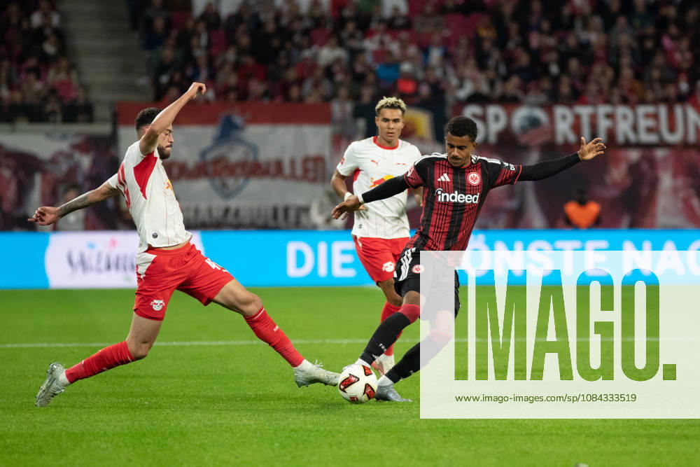 1. Fußball Bundesliga: RB Leipzig - Eintracht Frankfurt; 10.10.2026 Romulo Cardoso da Cruz (40, RB Leipzig) gegen Ansgar Knauff (7, Eintracht Frankfurt) LEIPZIG, DEUTSCHLAND - OCTOBER 10: Bundesliga-Spiel RB Leipzig - Eintracht Frankfurt in der Red Bull Arena am 5. Spieltag der 1. Bundesliga am October 10, 2026 in Leipzig, Deutschland. DFL REGULATIONS PROHIBIT ANY USE OF PHOTOGRAPHS AS IMAGE SEQUENCES AND OR QUASI-VIDEO.