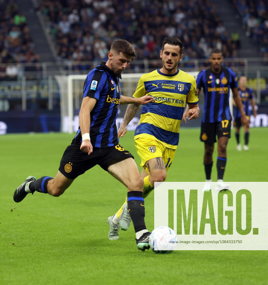 Inter Milans Petar Sicic (L) challenges for the ball with Parmas Emanuele Valeri during the Italian serie A soccer match between Inter and Parma at Giuseppe Meazza stadium in Milan, 10 October 2026..ANSA MATTEO BAZZI. Serie A: Inter Vs Parma - ZUMAa110 20261010_zaf_a110_038